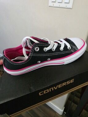 Converse Low Top Canvas Sneaker in Black & Pink Kids Size 2/ Junior 1.5